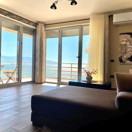 Eka Luxury Beachfront One-bedroom Apartament *