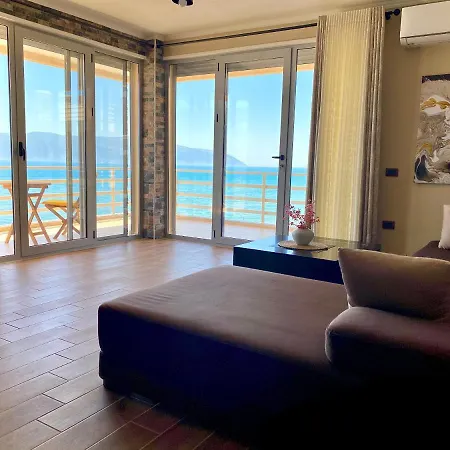 Apartament Eka Luxury Beachfront One-bedroom Wlora